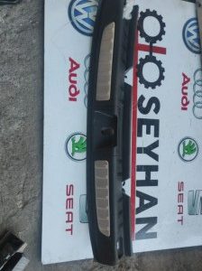 BMW X1 E84 2009-15 için krom trimlerle arka bagaj paneli