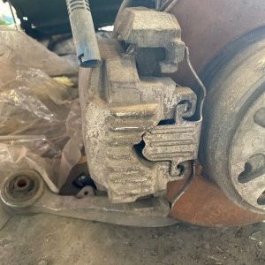 bmw 5.20 E60 sağ ön fren merkezi