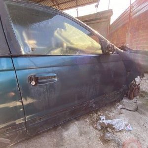 toyota carina 1998 sağ ön kapı boş